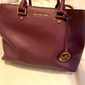 Micheal Kors bag (barely used)